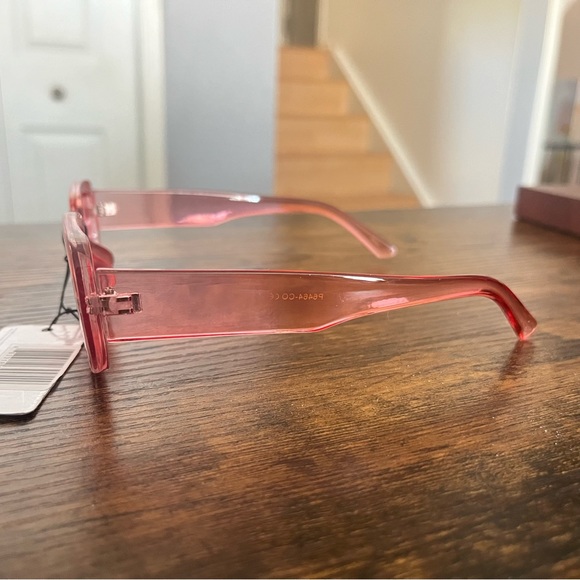 Luxe Sunglasses with box and tag. UV protection - Picture 3 of 4